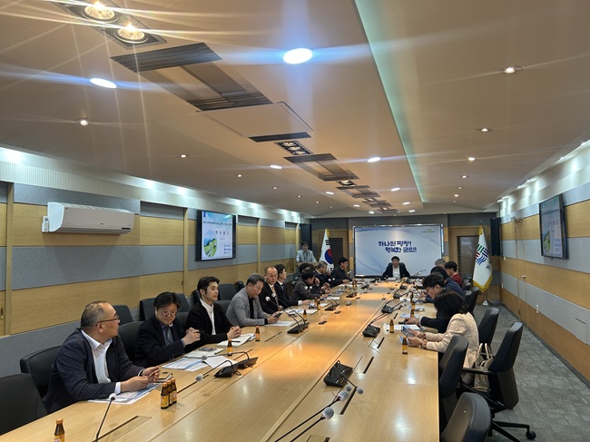 ▲ 평창군이 지난 3일 군청에서 '소하천 정비 종합계획 재수립 및 지형도면고시 용역'에 대한 착수보고회를 개최했다. 사업 추진계획 및 성공적인 추진을 다짐하는 자리로 마련된 이번 착수보고회에는 임성원 부군수 외 관련 부서 담당자 및 용역사를 포함해 23명이 참석했다. ⓒ평창군