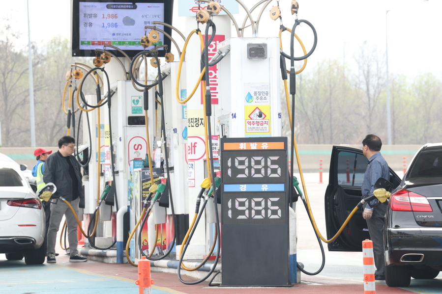 ▲ 택배업계가 유가 상승에 노조리스크까지 이중고를 겪고 있다. 서울의 한 주유소 모습. ⓒ연합뉴스