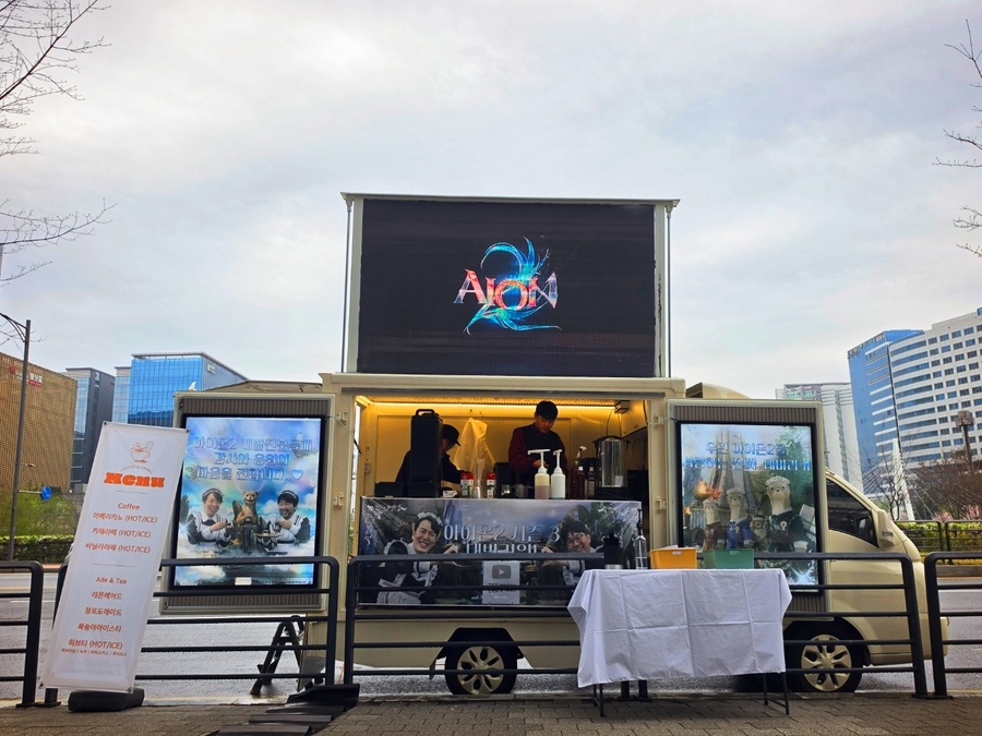 ▲ 6일 '아이온2' 이용자들이 엔씨 사옥으로 보낸 '커피 트럭'.ⓒ엔씨