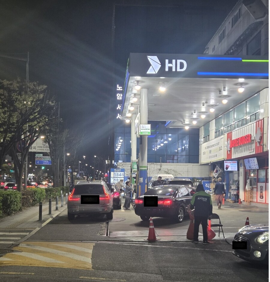 ▲ 5일 오후 9시경 늦은 시간임에도 한 정유사 직영 주유소에는 주유 순서를 기다리는 차량이 길게 늘어섰다. 이 주유소의 휘발유 가격은 1848원, 경유는 1830원.ⓒ뉴데일리