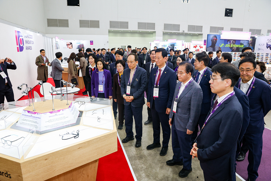 ▲ 올해 전시회는 스마트 글래스와 AI 기반 솔루션 등 첨단 IT 기술이 결합된 안경산업의 미래상을 제시했다는 평가를 받았다.ⓒ대구시