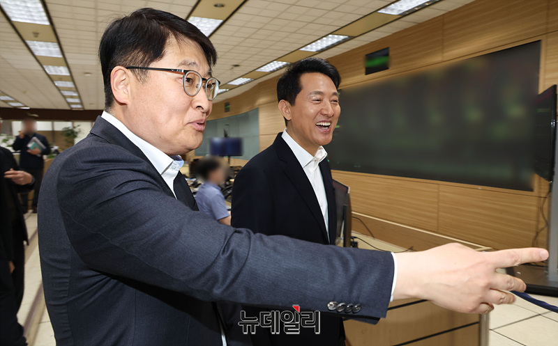[포토] 오세훈 시장 안내하는 김태균 서울교통공사 사장 