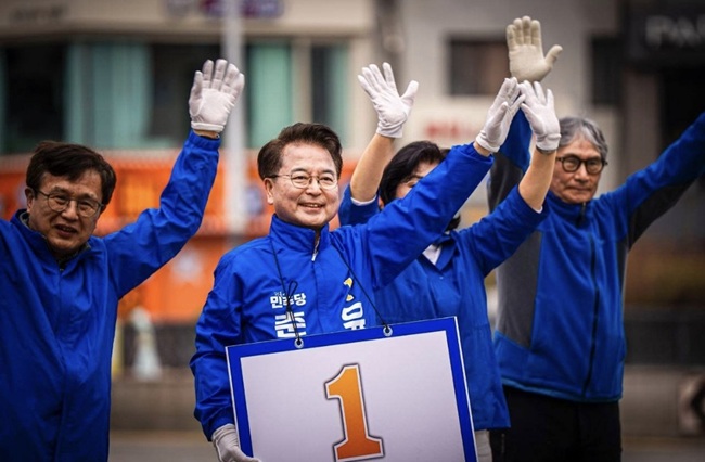 ▲ 육동한 춘천시장 예비후보가 6일 오전 중앙로 로타리에서 첫 거리인사에 나섰다. ⓒ육동한 춘천시장 예비후보 선거단