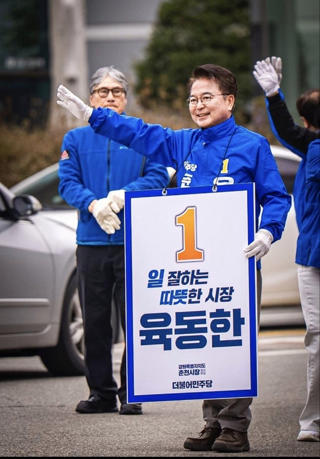 ▲ 육동한 춘천시장 예비후보가 6일 오전 중앙로 로타리에서 첫 거리인사에 나섰다. ⓒ육동한 춘천시장 예비후보 선거단