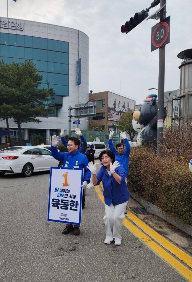 ▲ 육동한 춘천시장 예비후보가 6일 오전 중앙로 로타리에서 첫 거리인사에 나섰다. ⓒ육동한 춘천시장 예비후보 선거단