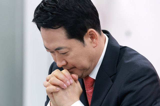 ▲ 국민의힘 장동혁 대표가 6일 인천 남동구 인천시당에서 열린 현장 최고위원회의에 참석해 박종진 인천시당위원장 발언을 듣고 있다. ⓒ연합뉴스