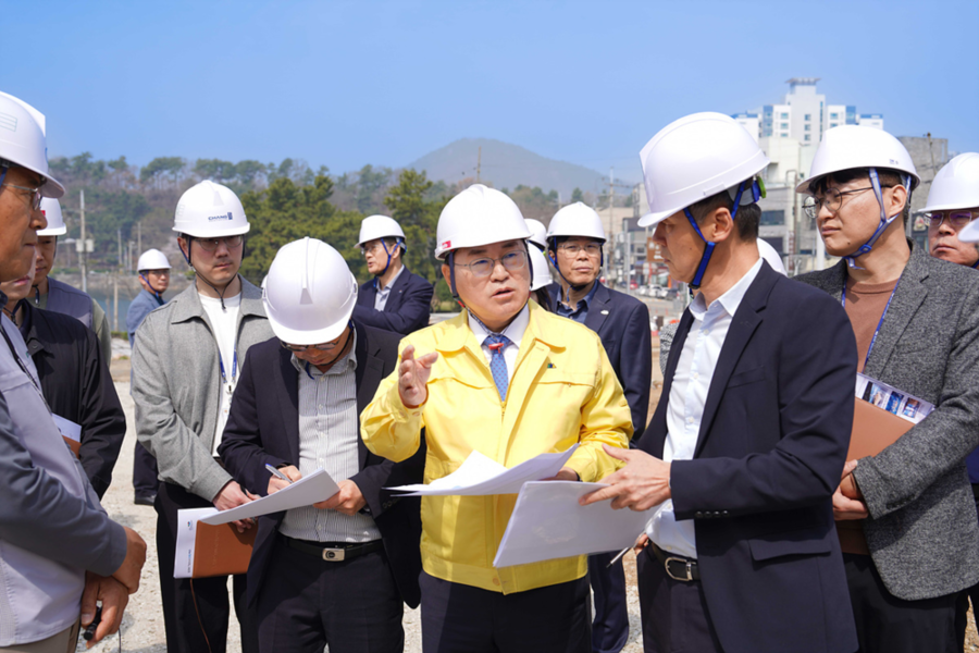 ▲ 여수시 관계자들이 지난 3일 ‘선소테마정원’ 조성 현장에서 간부회의를 개최하고 추진상황과 개관 준비 상황을 점검하고 있다.ⓒ여수시 제공