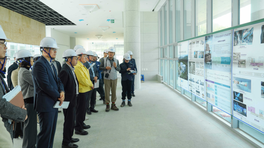 ▲ 여수시 관계자들이 지난 3일 ‘선소테마정원’ 조성 현장에서 간부회의를 개최하고 추진상황과 개관 준비 상황을 점검하고 있다.ⓒ여수시 제공