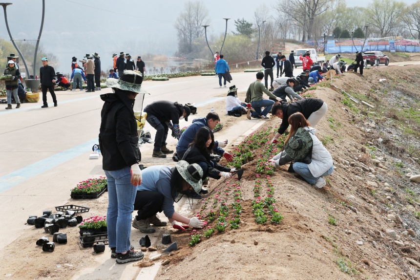 ▲ 가평군은 3일 자라섬 중도에서 제81회 식목일 기념 식재 행사를 개최했다 ⓒ가평군 제공