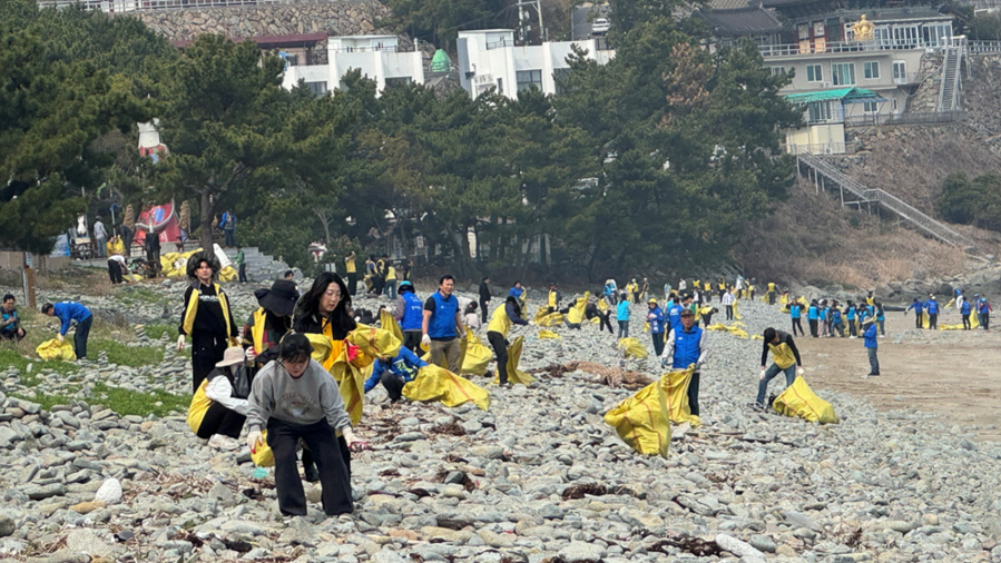 ▲ 여수시가 2026여수세계섬박람회 성공 개최를 위해 봄맞이 해안가 대청결운동을 펼치고 있다.ⓒ여수시 제공