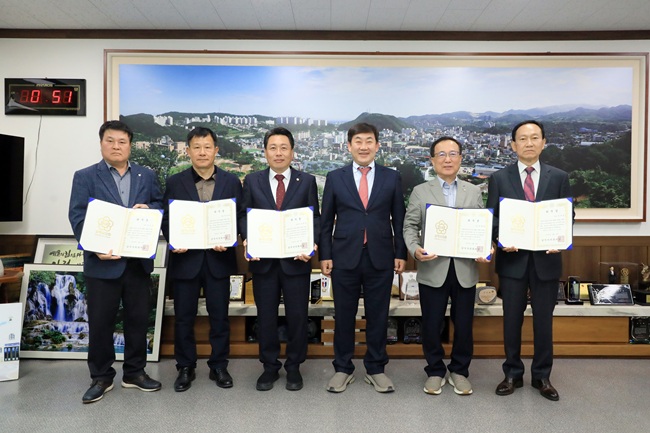 ▲ 삼척시의회가 6일 2025회계연도 결산검사위원에게 위촉장을 수여했다. ⓒ삼척시의회