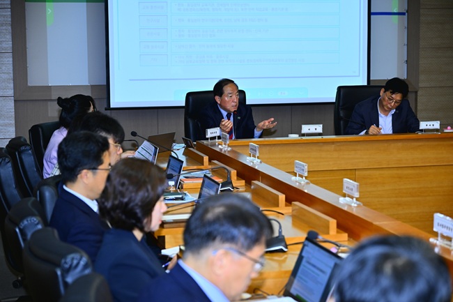 ▲ 속초시가 6일 시청 디지털상황실에서 '속초시 평화경제특구 조성방안 연구용역' 착수보고회를 개최하고 특구 지정을 위한 전략 구체화에 착수했다. ⓒ속초시