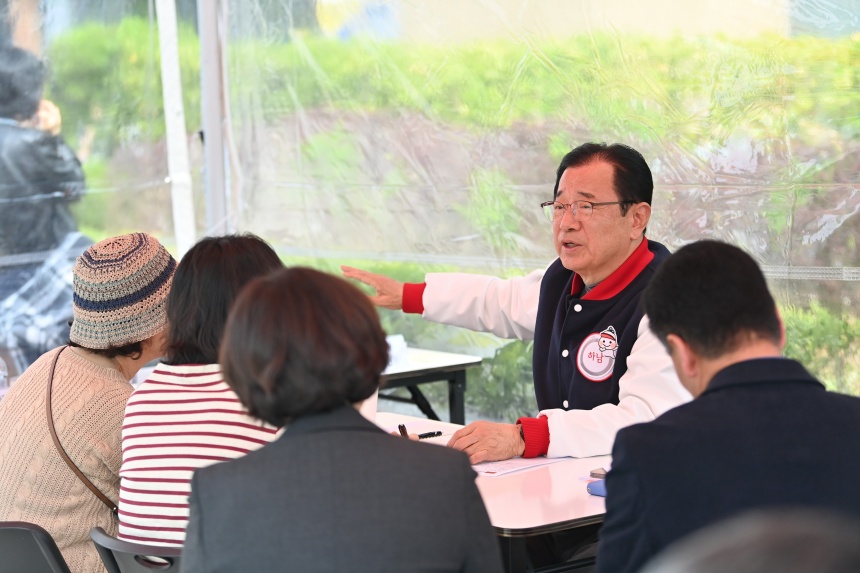 ▲ 지난 3일 위례행정복지센터에서 열린 이동시장실을 찾은 주민의 건의에 이현재 하남시장이 답하고 있다 ⓒ하남시 제공