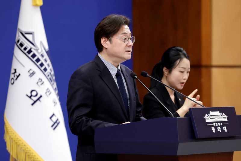 ▲ 홍익표 정무수석이 지난달 25일 청와대에서 비상경제상황실 구성 관련 브리핑을 하는 모습. ⓒ뉴시스