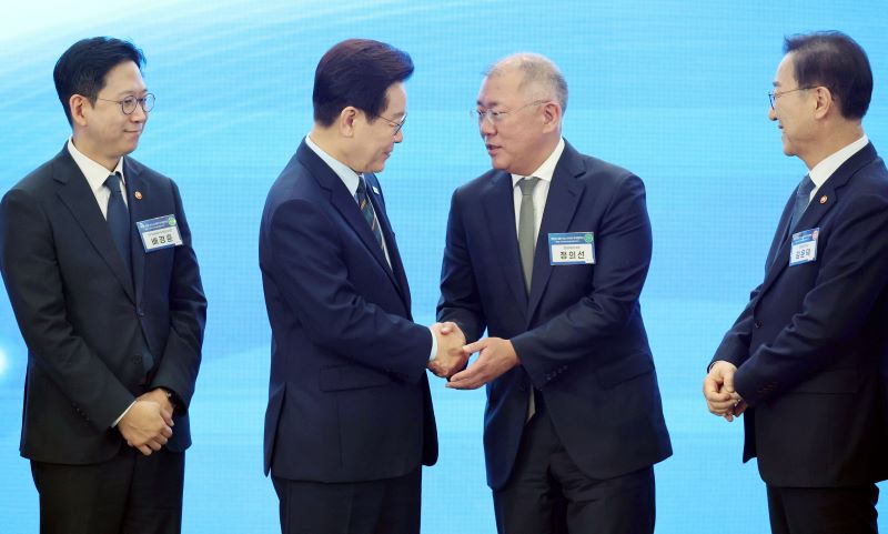 ▲ 이재명 대통령이 지난 2월 전북 군산 새만금컨벤션센터에서 열린 '새만금 로봇·수소·AI시티 투자협약식'에서 기념촬영을 마친 뒤 정의선 현대자동차그룹 회장과 악수하고 있다. ⓒ뉴시스