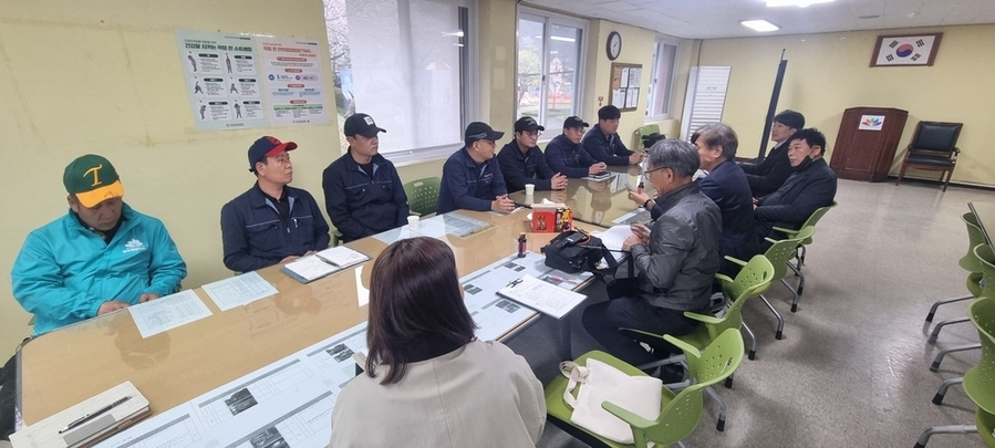 ▲ 점검전 시설 관리자들과 전문가들이 의견을 나누는 모습ⓒ광주광역시 북구청 제공