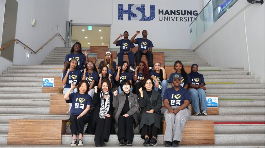 ▲ 한성대를 찾은 미국 데모크라시 프렙 고등학교 학생들이 기념촬영을 하고 있다.ⓒ한성대