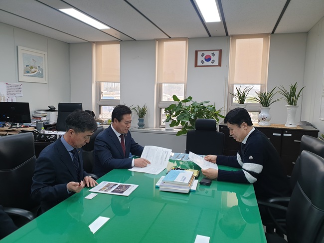 ▲ 홍천군이 6일 산업통상자원부를 방문해 '글로벌 항염증 사업화 지원센터 구축' 필요성을 설명하고, 지역 특화 자원을 활용한 항염증 소재 산업 육성을 위해 정부 차원의 국비 지원이 필요하다고 건의했다. ⓒ홍천군