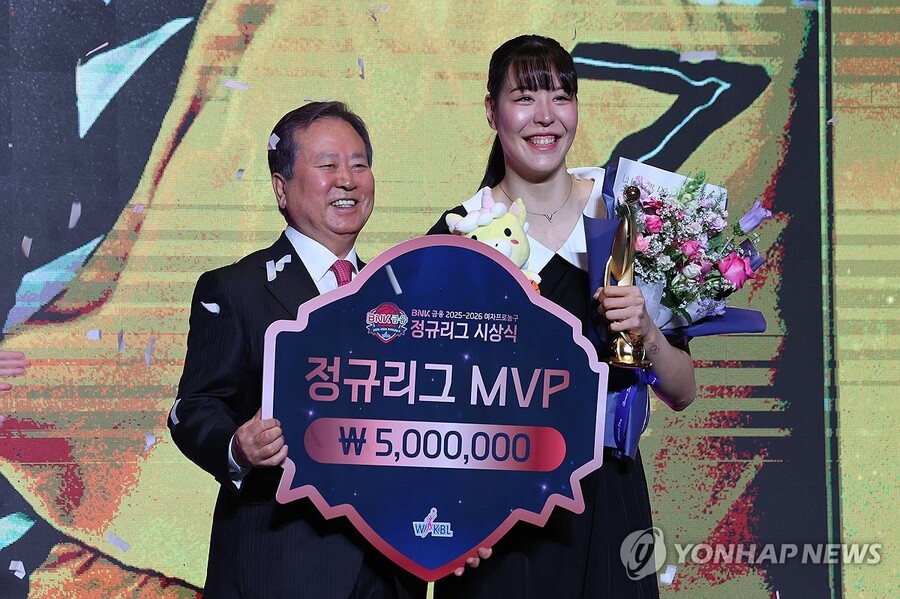 ▲ KB 박지수가 통산 5번째 MVP 영광을 안았다.ⓒ연합뉴스 제공