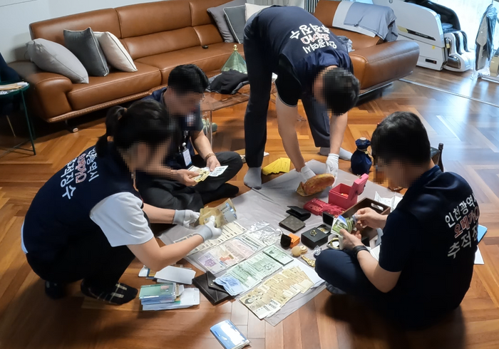 ▲ 인천시‘오메가 추적 징수반’이 고액체납자 가택에서 은닉한 재산 등을 수색하고 있다. ⓒ인천시 제공