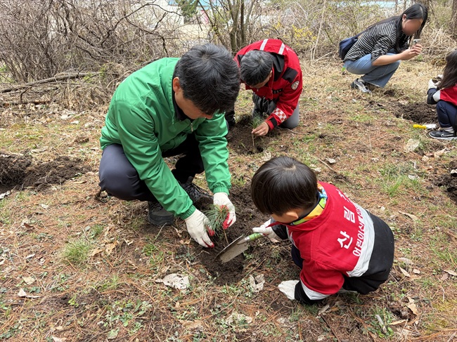 ▲ 북부지방산림청이 제81회 식목일을 맞아 6일 관내 매지 유아숲체험원에서 어린이들과 함께 나무를 심는 '꿈나무심기' 행사를 개최했다. ⓒ북부지방산림청