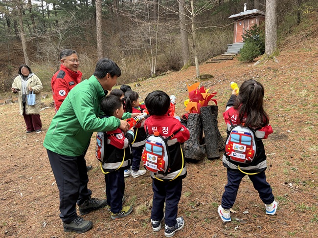 ▲ 북부지방산림청이 제81회 식목일을 맞아 6일 관내 매지 유아숲체험원에서 어린이들과 함께 나무를 심는 '꿈나무심기' 행사를 개최했다. ⓒ북부지방산림청