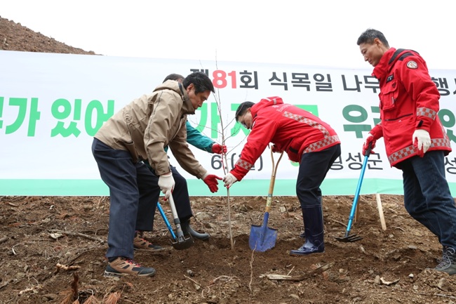 ▲ 횡성군이 제81회 식목일을 맞아 6일 공근면 매곡리 614-2번지 일원에서 최태영 횡성 부군수와 표한상 횡성군의회 의장을 비롯한 군청 공직자 200여 명이 참석한 가운데 '제81회 식목일 기념 나무 심기 행사'를 개최했다. ⓒ횡성군