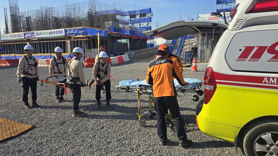 ▲ 한국토지주택공사(LH) 대구경북지역본부는 지난해 11월 4일  ‘대구연호 A-3블록 아파트 건설공사’ 현장에서 유관기관(대구수성소방서, 대구시 사회재난과)과 합동으로 재난대응 모의훈련을 실시했다.ⓒLH 대구경북본부