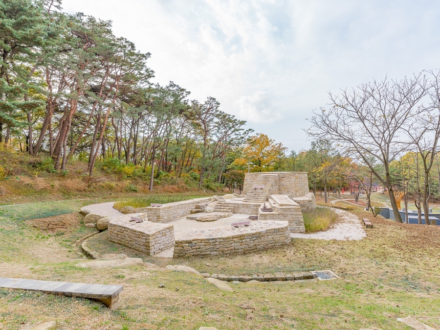 ▲ 강화도 마니산 치유의숲 내 참성단 조형물 ⓒ강화군 제공