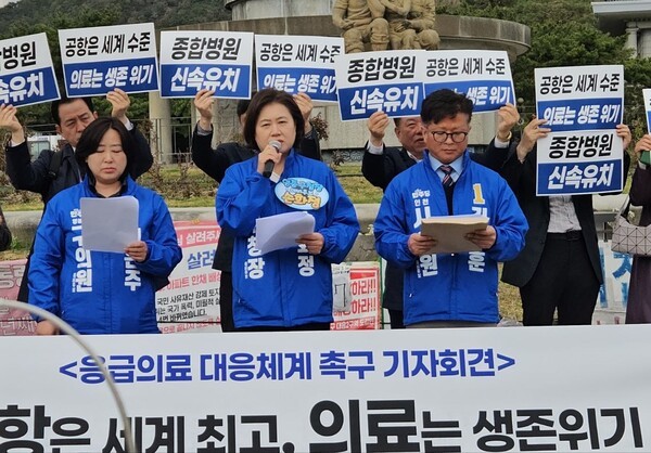 ▲ 손화정(왼쪽 두번째) 인천 영종구청장 예비후보는 6일 청와대 민원실에서 영종 응급의료 공백 해소를 위한 범정부 차원의 즉각적인 결단을 촉구하는 집회를 가졌다. ⓒ손화정 예비 후보실 제공