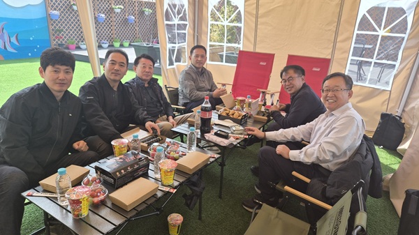 ▲ 대전시설관리공단, ‘벚꽃 도시락’ 나눔을 통해 노사 간 형식 없는 소통의 시간을 가졌다.ⓒ대전시설관리공단