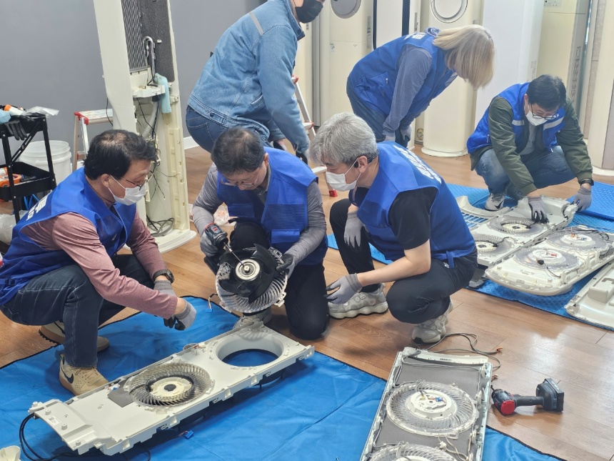 ▲ 남양주시는 10일까지 중장년층 취·창업 역량 강화를 위해‘에어컨 분해세척 전문 마스터 과정’을 운영한다 ⓒ남양주시 제공