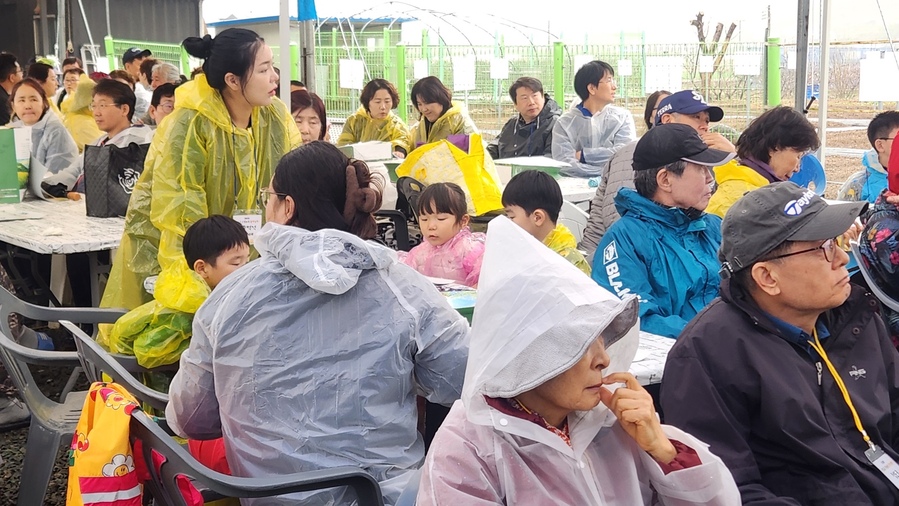 ▲ 청도군은 지난 4일 화양읍 토평리 일원에서 도시민 대상 주말농장 ‘들락날락’ 개장식을 개최했다.ⓒ청도군