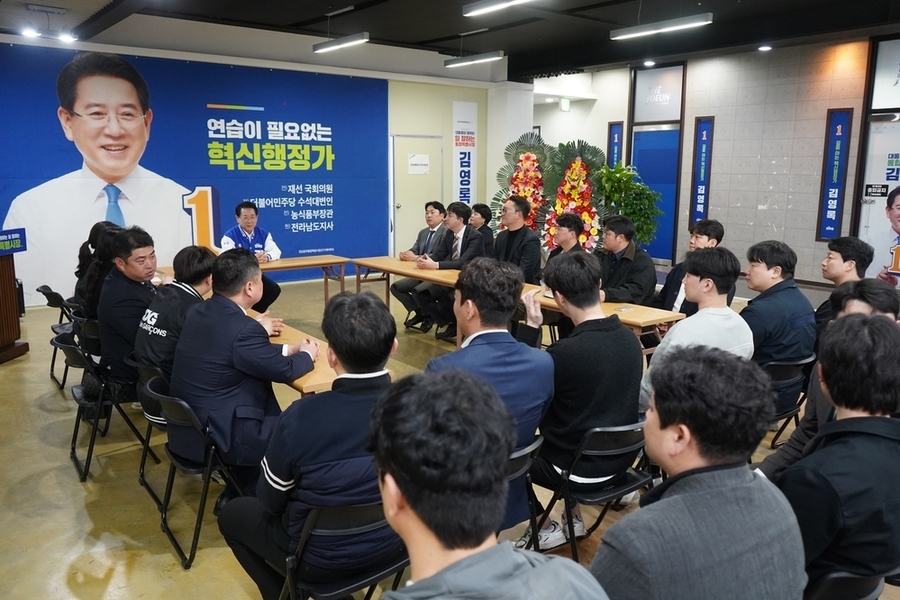 ▲ 김영록 민주당 전남광주특별시장 예비후보가 6일 청년 기업인, 대학생 등과 잇단 간담회를 갖고, 우리 젊은이들이 제대로 된 일자리를 가지고 지역에 머물면서 미래를 꿈꿀 수 있는 ‘양방향 청년정책’을 만들어 시행하겠다고 약속했다.ⓒ김영록 민주당 전남광주특별시장 예비후보 제공