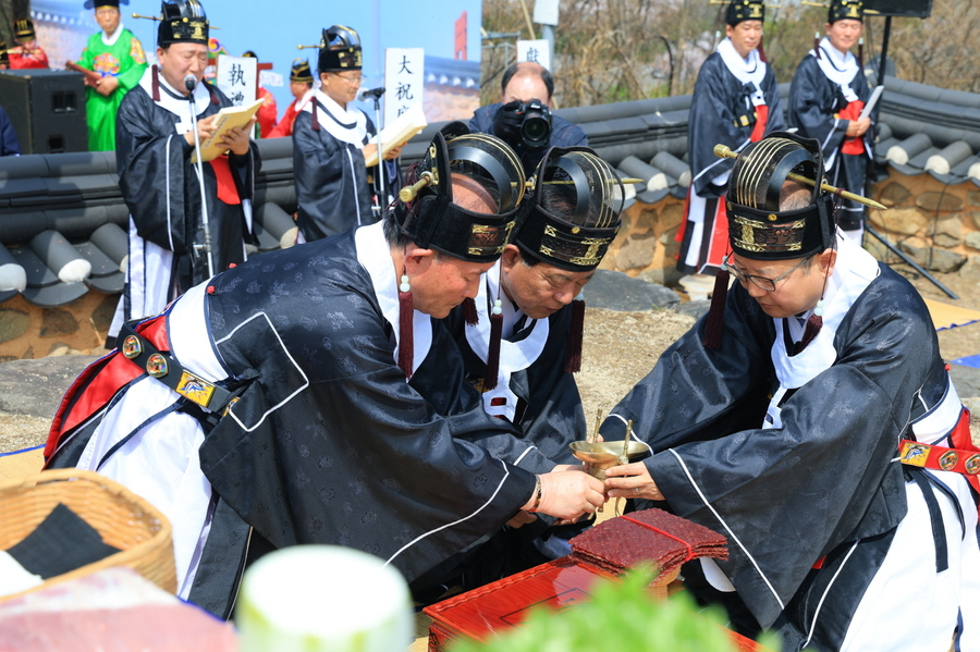 ▲ 대구 수성구는 수성문화원 주관으로 지난 3일 오전 노변동 사직단에서 유림과 기관 관계자, 지역 주민 300여 명이 참석한 가운데 ‘명품 문화도시 행복수성’을 기원하는 수성사직제를 봉행했다.ⓒ수성구
