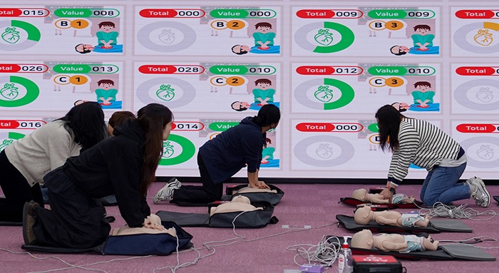 ▲ 지난 6일 서산시청 대회의실에서 어린이 이용시설 종사자들이 심폐소생술 실습 교육을 받고 있다.ⓒ서산시