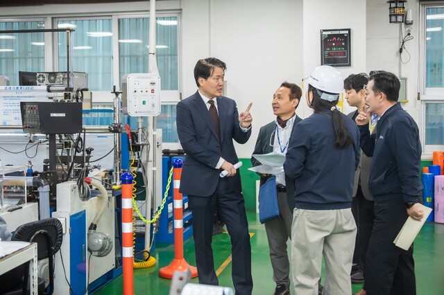 ▲ 강범석 인천 서구청장(왼쪽)이 김성환 기후부 장관과 함께 관내 종량제봉투 생산 현장을 방문, 수급 상황을  점검을 하고  있다. ⓒ인천 서구 제공