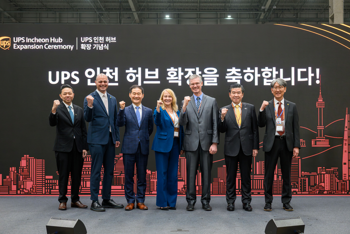 ▲ 3일 인천공항 화물터미널에서 열린 ‘UPS 특송물류센터 확장 개소식’에서 김범호 인천국제공항공사 김범호 사장직무대행(왼쪽 세 번째)과 케이트 구트만 UPS 수석 부사장(왼쪽 네 번째) 등이 기념사진을 찍고 있다. ⓒ인천공항공사 제공