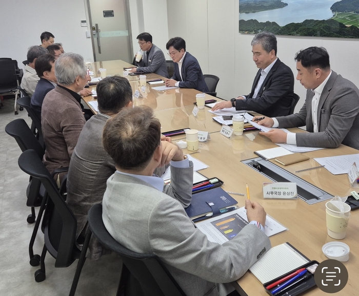 ▲ 김병수 시장(오른쪽에서 세번째)이 김포한강2콤팩트시티 내 대책위와 간담회를 갖고 있다.ⓒ 김포시 제공