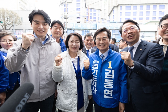 ▲ 더불어민주당 경기도지사 경선 후보인 한준호 의원과 추미애 의원, 김동연 경기도지사가 지난 6일 수원 못골시장에서 김승원 민주당 경기도당위원장과 기념촬영을 하고 있다. ⓒ김동연 선거캠프 제공