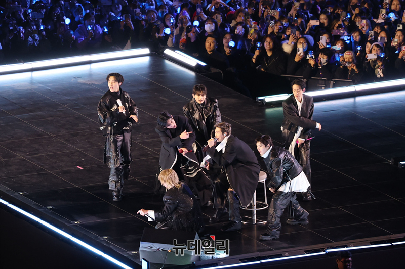 ▲ 3년 9개월 만에 완전체로 복귀한 방탄소년단(BTS)의 'BTS 컴백 라이브: ARIRANG' 공연이 지난달 21일 서울 광화문광장 일대에서 펼쳐지고 있다. 이날 공연은 전 세계 190개국에 생중계됐다. ⓒ사진=공동취재단