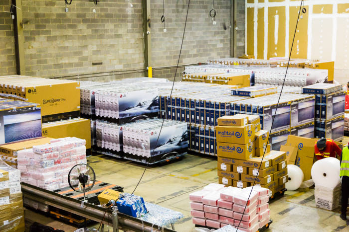 ▲ 몰테일 미국 뉴저지센터에 입고된 TV 제품들 ⓒ몰테일