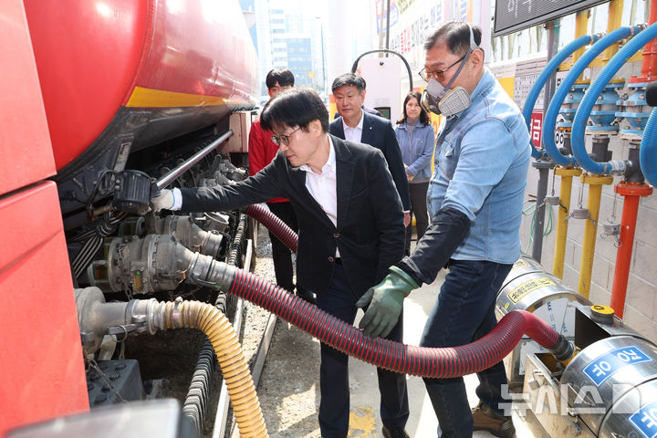 ▲ 김정관 산업통상부 장관이 지난달 한 알뜰주유소를 찾아 최고가격제 시행 후 처음 주문한 탱크로리 입하 과정을 참관하고 있다ⓒ뉴시스