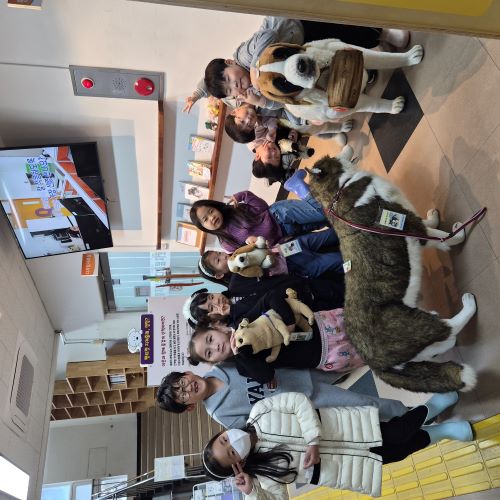 ▲ 울릉도서관은 4월 도서관의 날·도서관주간을 맞아 오는 5월 13일(수)까지 도서관 1층에서 반려동물을 주제로 한 『함께 살자, 멍멍!』 전시를 운영한다.ⓒ울릉도서관