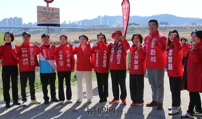 ▲ 7일 세종시 세종보 일원에서 최민호 국민의힘 세종시장 예비후보가 ‘세종보 선언’한 뒤 시의원 예비후보와 지지 의지를 다지며 포즈를 취하고 있다.ⓒ이길표 기자