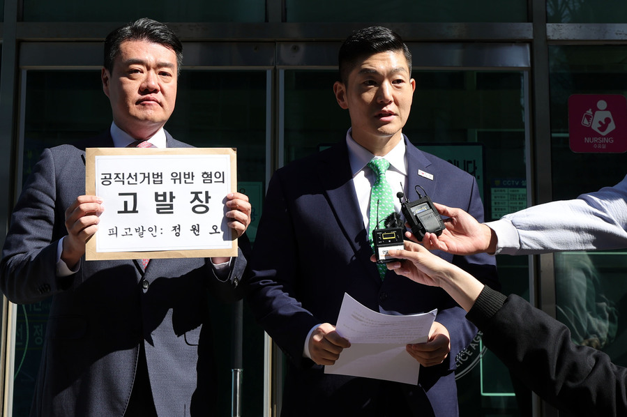 ▲ 김재섭(오른쪽) 국민의힘 의원이 7일 서울 종로구 서울경찰청 민원실 앞에서 정원오 더불어민주당 서울시장 예비후보의 공직선거법 위반 혐의로 고발장을 접수하기 앞서 입장을 밝히고 있다. ⓒ뉴시스