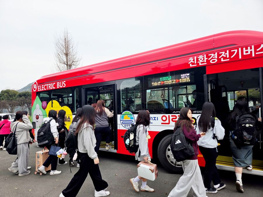 ▲ 의령군이 경남 최초로 도입한 버스 완전공영제가 시행 한 달을 맞은 가운데, 이용객 증가와 군민 체감도 향상 등 뚜렷한 성과를 보이고 있다.ⓒ의령군