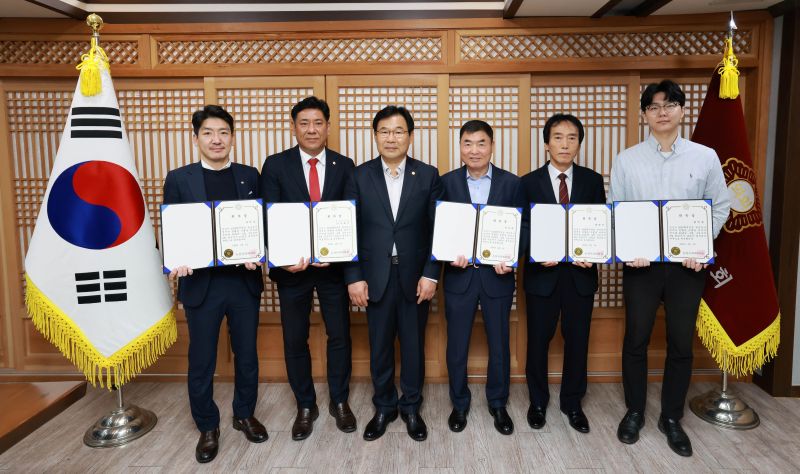 ▲ 조용훈 논산시의회 의장이 6일 의장실에서 2025회계연도 결산검사위원을 위촉한 뒤 기념촬영을 하고 있다.ⓒ논산시의회