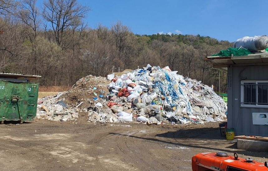 ▲ 시흥시는 임대한 뒤 대량의 폐기물을 무단으로 투기하고 잠적하는 사례가 있다며 각별한 주의를 당부했다 ⓒ시흥시 제공