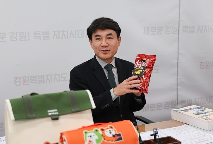 ▲ 지난해 4월 삼양식품㈜과 공동 마케팅 추진을 위한 업무협약을 맺은 강원특별자치도가 7일 삼양식품과 함께 추진하는 'K-푸드 제품 개발 지원사업'의 최종 사업자로 ㈜에버스, ㈜서울식품 등 도내 기업 2개사를 선정했다. ⓒ강원특별자치도